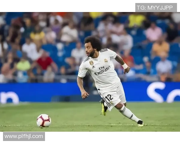 球星足球侧钩技惊四座展现力量与美感引燃绿茵激情