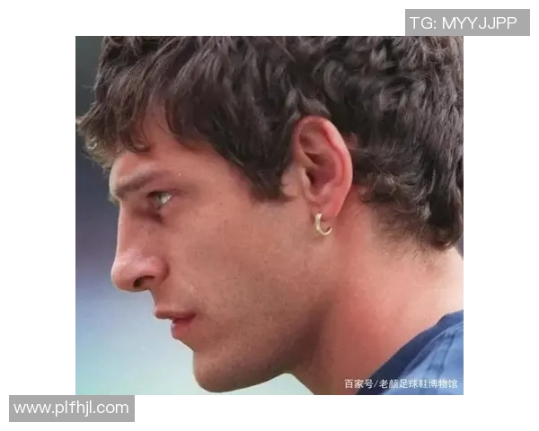 足球明星同款耳钉高清图片展现时尚潮流与运动风格完美融合